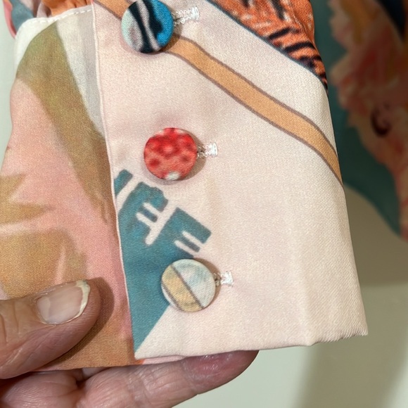 No Brand long sleeved blouse with outdoor scenery. Size Medium. - Picture 3 of 8